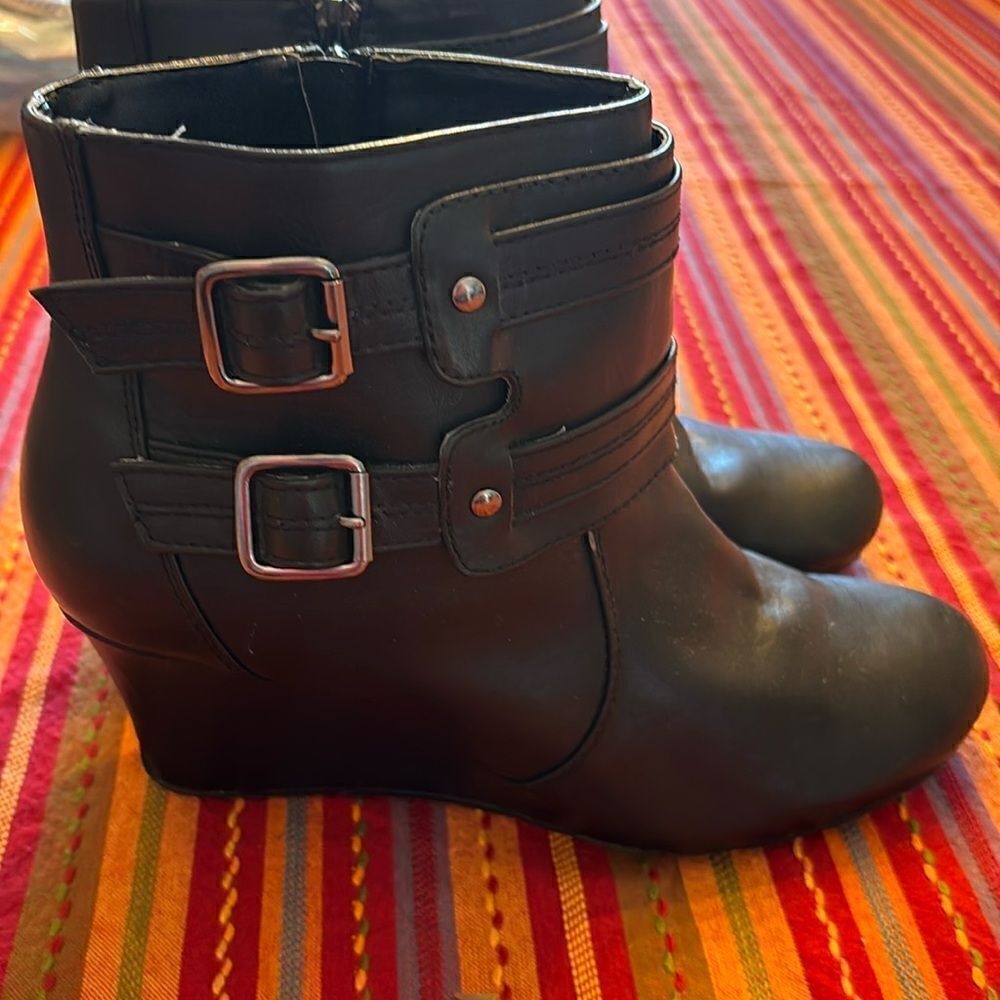 KENNETH COLE REACTION WEDGE BOOTIES IN BLACK LEATHER SZ 9.5
